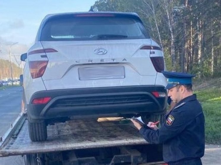 22-летняя жительница Новосибирска из-за долгов лишилась автомобиля прямо на дороге