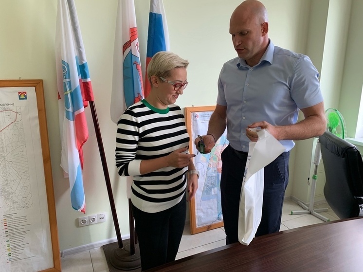 Жителям аварийного дома в Кузьмоловском поселении вручили ключи от новых квартир