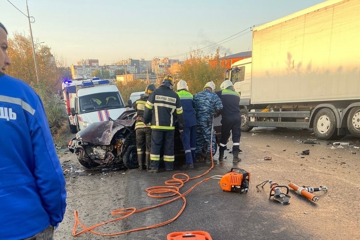 В Волгограде в ДТП с фурой пострадали 19-летний водитель и 18-летний пассажир