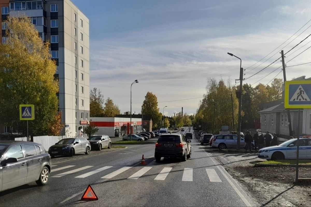 Юная девушка попала под машину, когда шла по пешеходному переходу в Петрозаводске