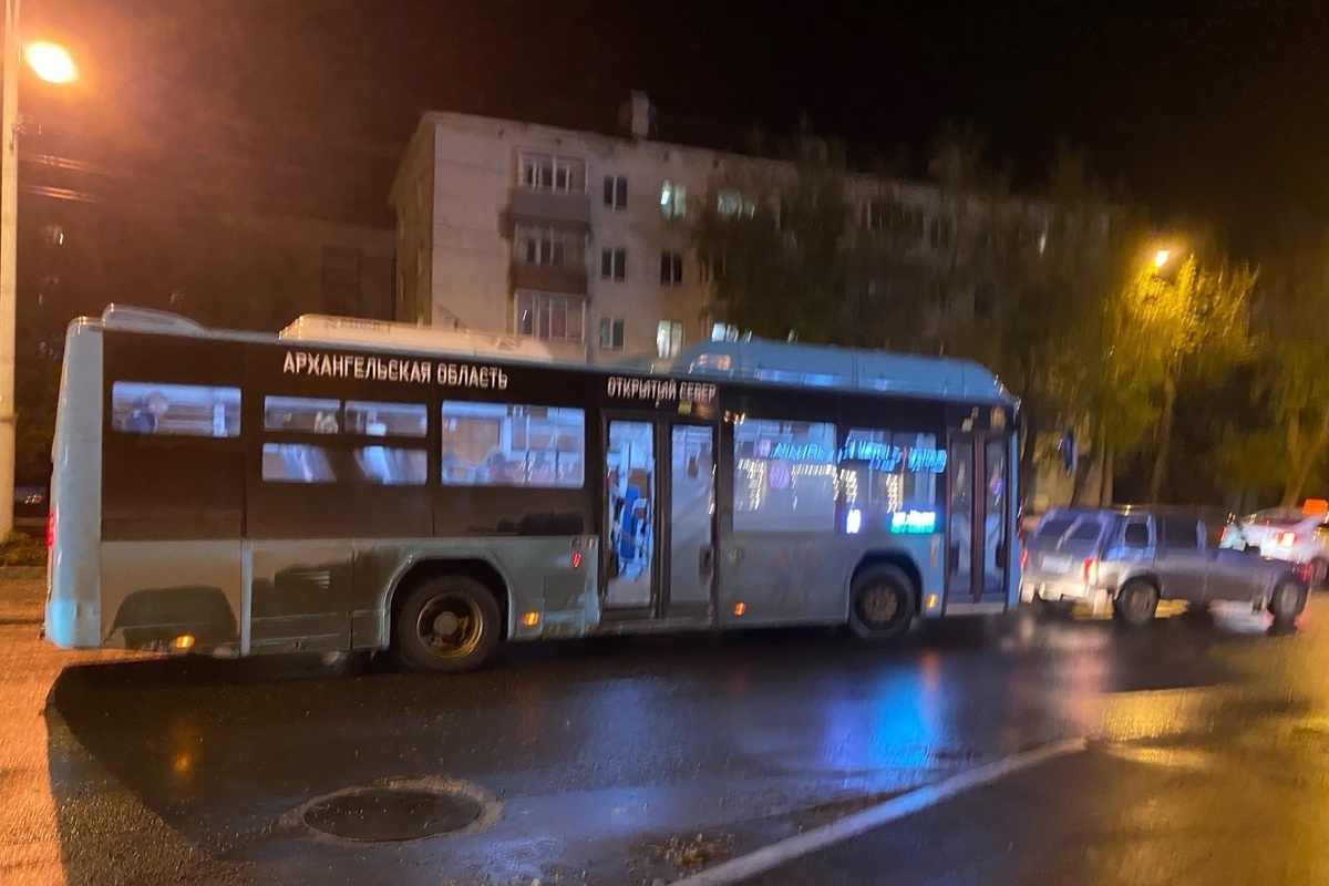 В Архангельске во время движения у пассажирского автобуса выбило стекло в двери