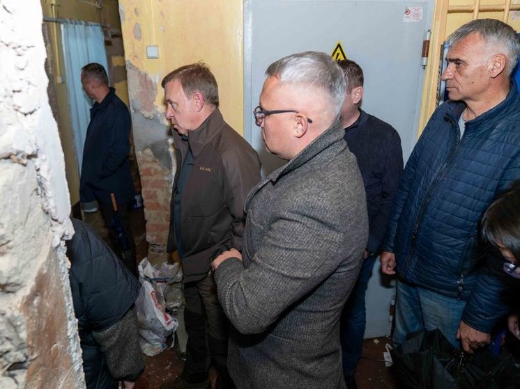 Надсадин осмотрел затопленную восточную гимназию в Южно-Сахалинске