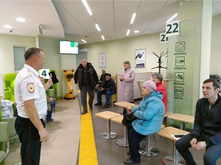 В Ачинске сотрудницы банка спасли пенсионерку от перевода 500 тысяч мошенникам