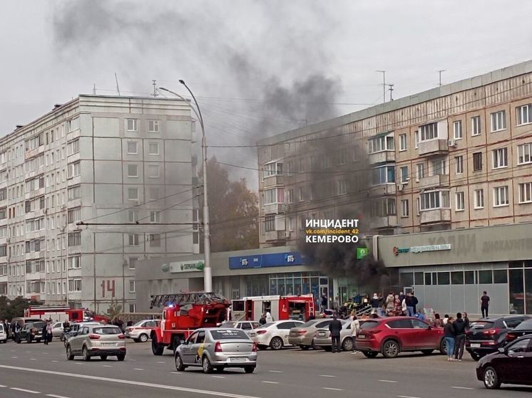 Огонь охватил кемеровский магазин