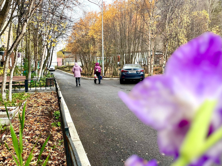 На проспекте Миронова в Коле почти готова детская площадка