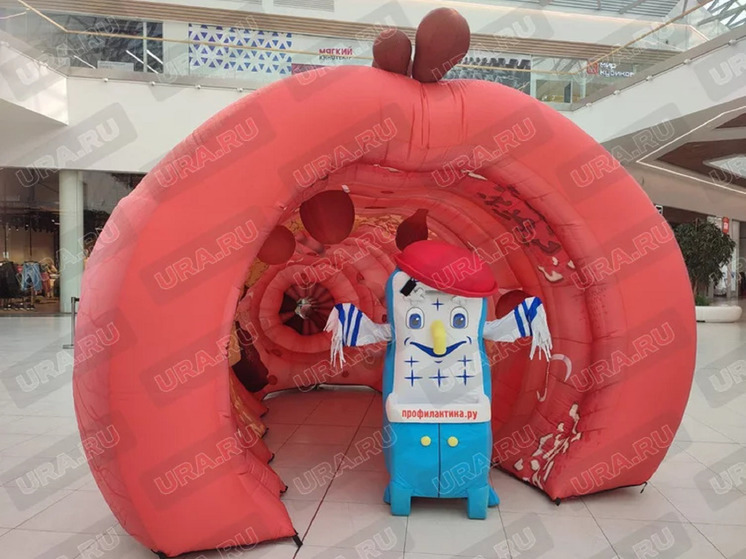 Надувной макет прямой кишки установили в Екатеринбурге