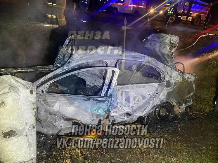 В Пензенской области легковушка влетела под фуру и загорелась