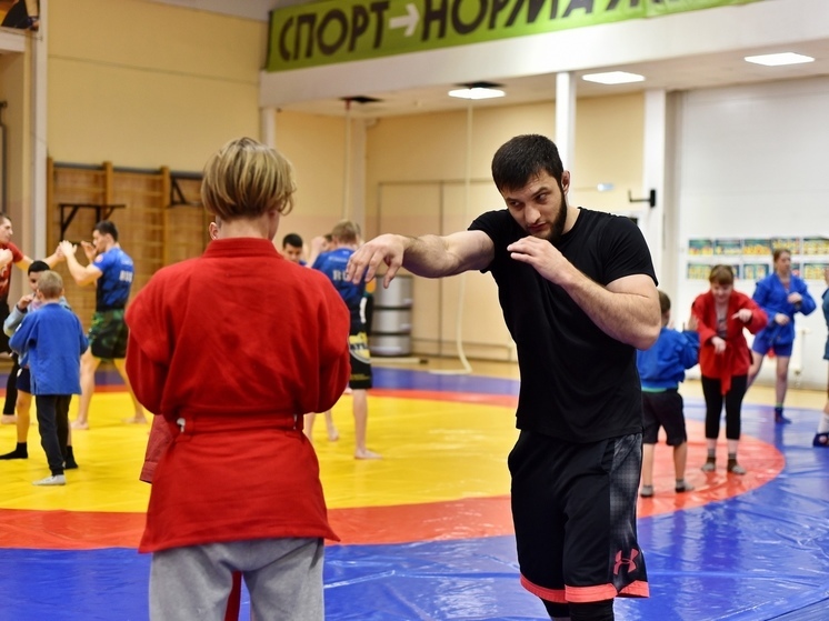Для юных спортсменов Вологды тренировку провел чемпион ММА Халид Муртазалиев