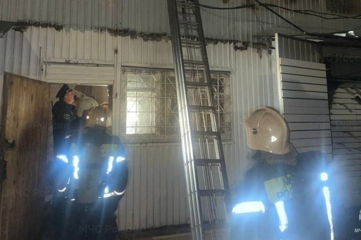 За полчаса пожарные потушили горящий склад в Володарском районе Брянска