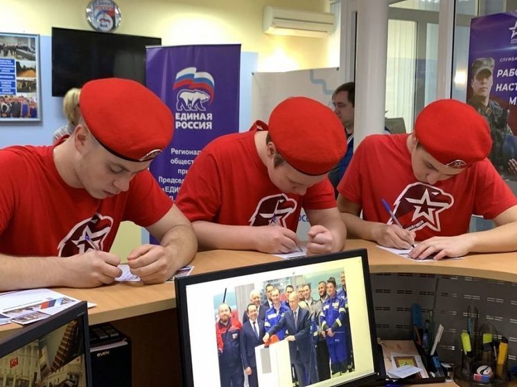 Жители Костромской области пишут поздравительные открытки Президенту Российской Федерации