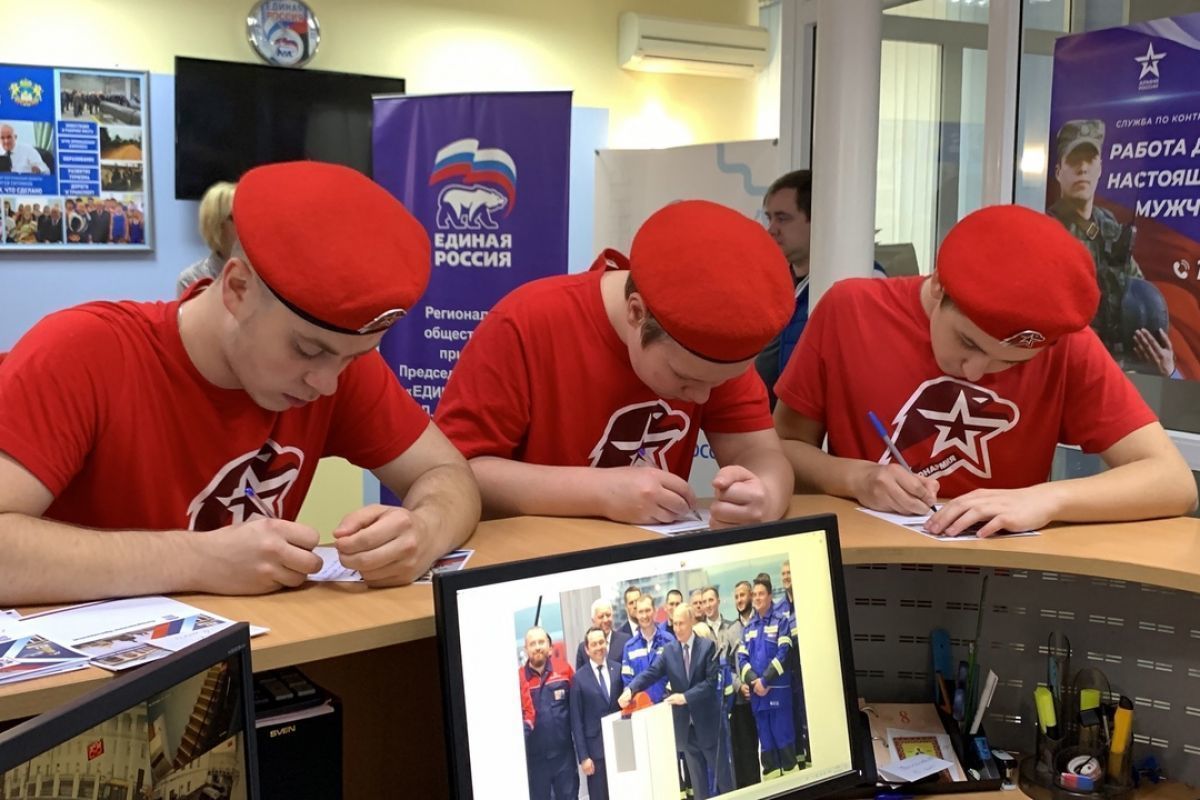 Жители Костромской области пишут поздравительные открытки Президенту Российской Федерации