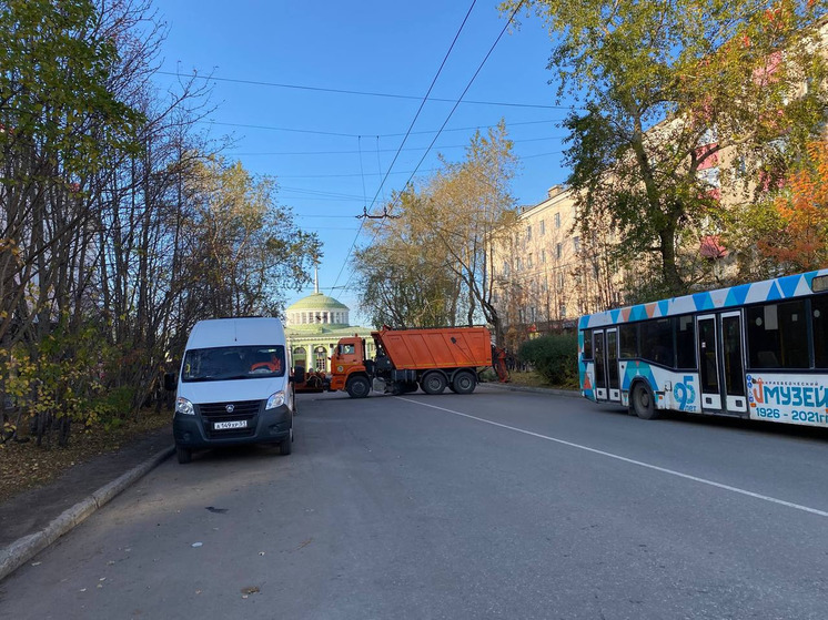 В центре Мурманска перекрыли дороги из-за народных гуляний