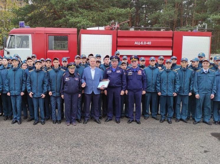 Спасатели Подмосковья подарили колледжу пожарную машину