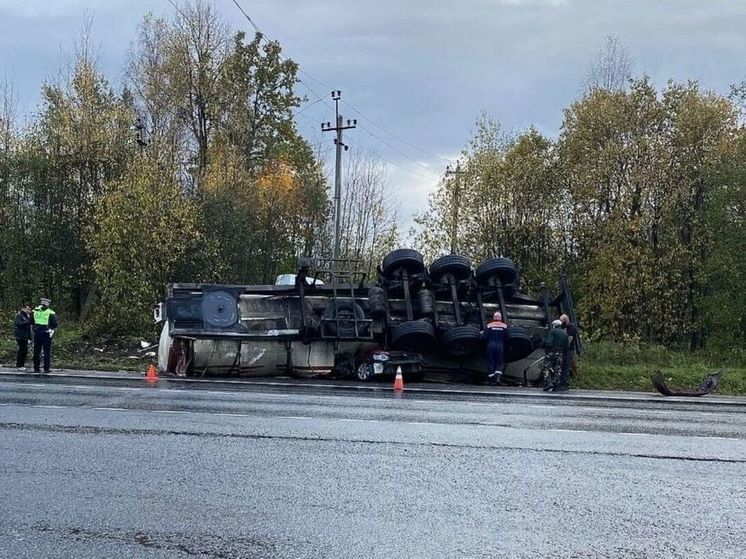 На трассе Подмосковья цистерна придавила легкой автомобиль