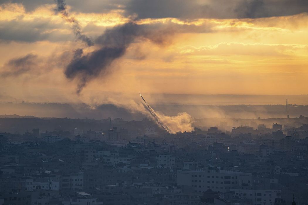 Пленные израильтяне, боевики ХАМАС на танках, летящие ракеты: драматические кадры израильского конфликта