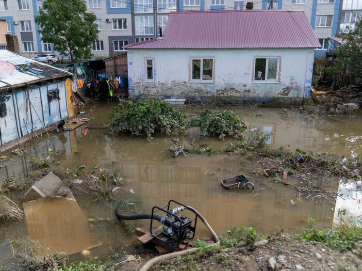 Спасатели Южно-Сахалинска откачали воду из пострадавших домов