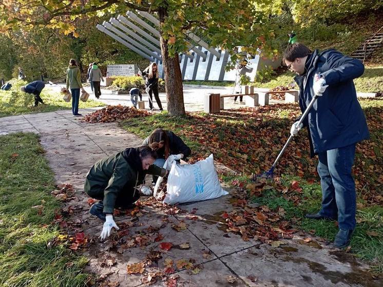 Петербуржцы приняли участие в «Добром субботнике» на «Дудергофских высотах»