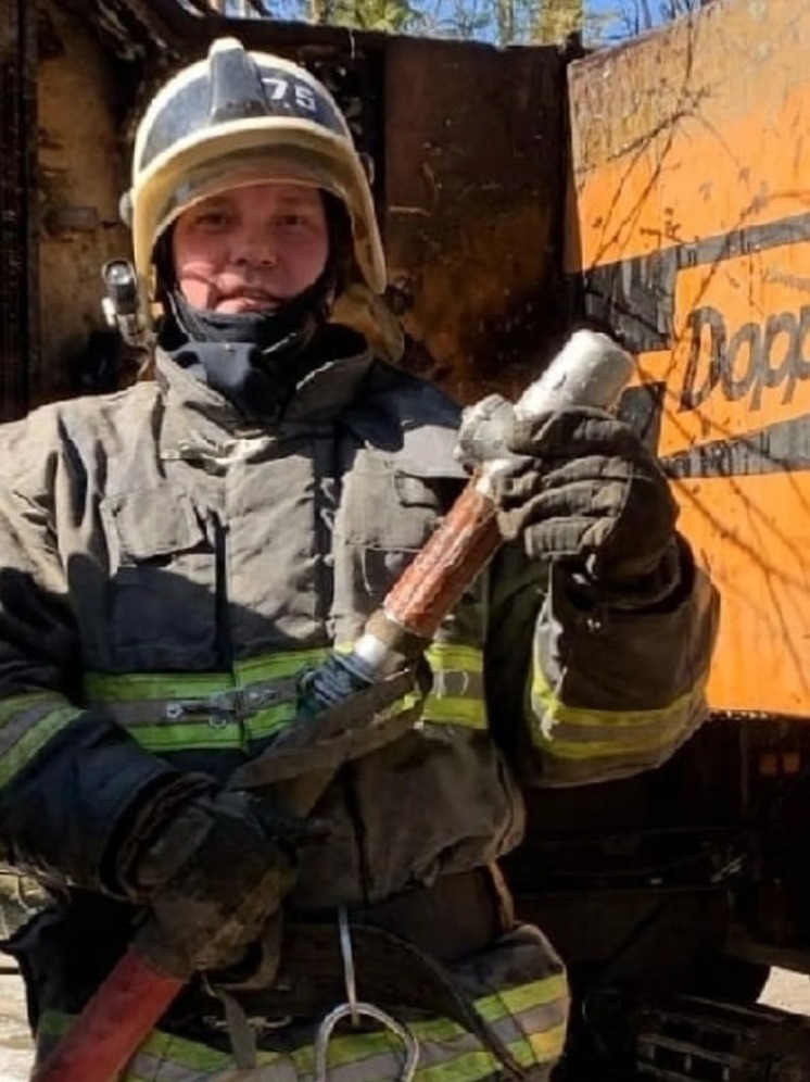 Коллеги тепло поздравили бравого пожарного в Карелии