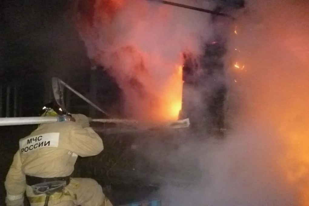 6 человек воскресным утром тушили пожар в бане под Новосокольниками