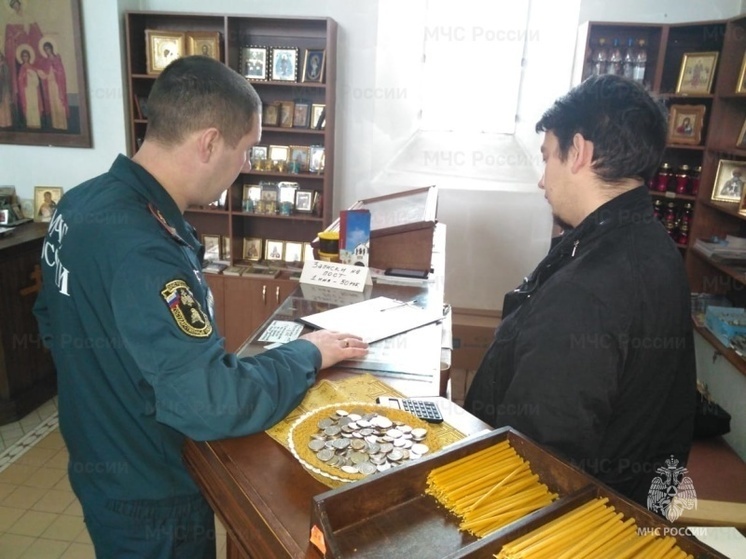 Сотрудники МЧС провели мероприятия по пожарной безопасности в храмах Гатчины