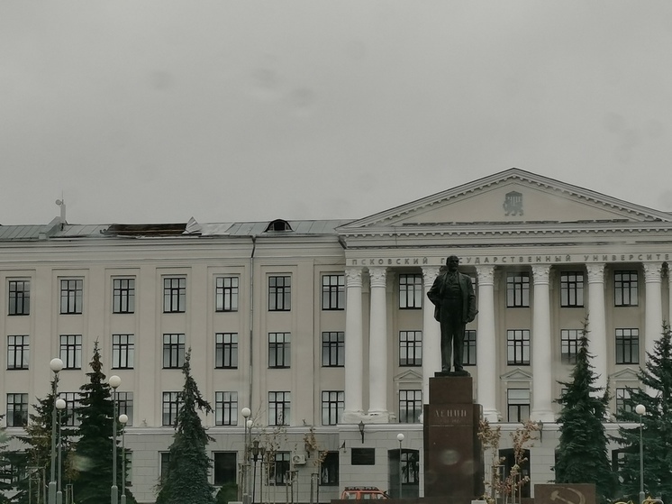 Главный корпус ПсковГУ лишился крыши