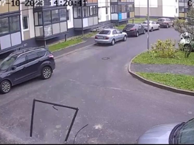 Балконная рама, выпав из окна в Петрозаводске, едва не пробила капот легковушки