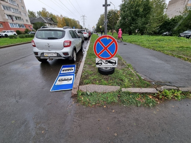 Падение знаков из-за ветра привело к хаосу у ярмарочной площади в Петрозаводске