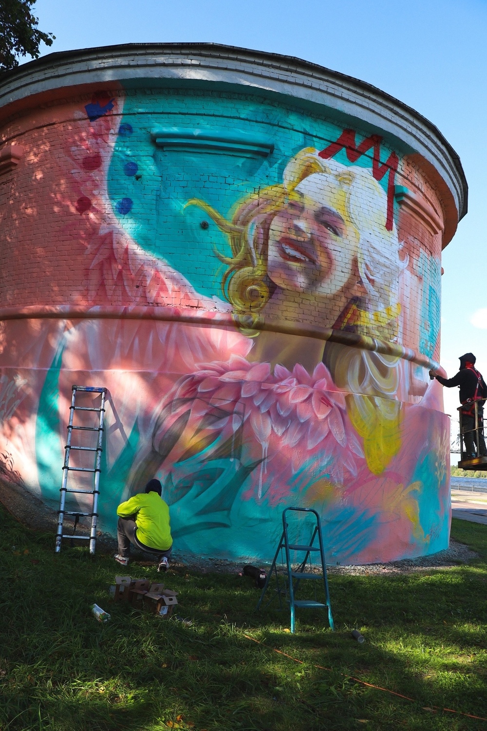 Yaroslavl cities were decorated with colorful graffiti
