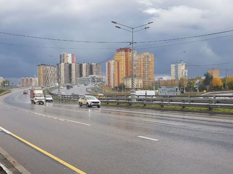  В Подмосковье из-за ветра упал забор на припаркованные автомобили