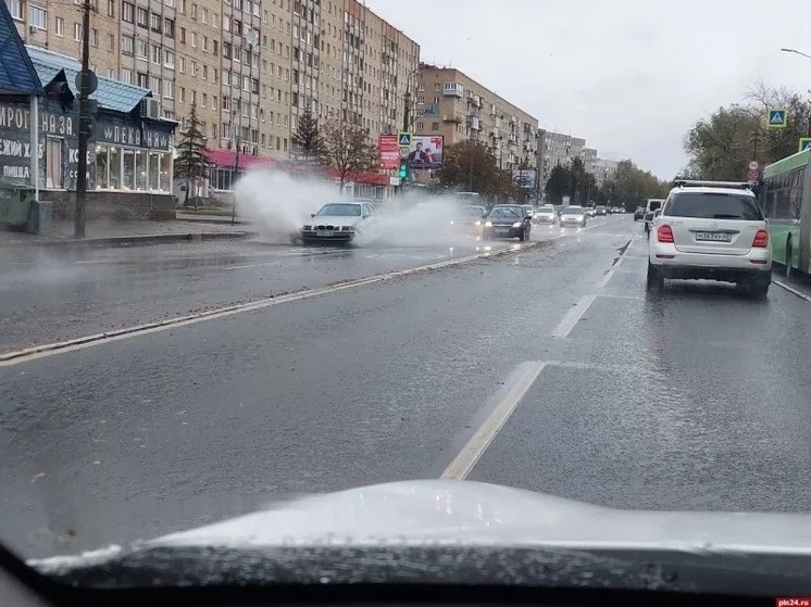 На Завеличье в Пскове затопило две полосы дороги