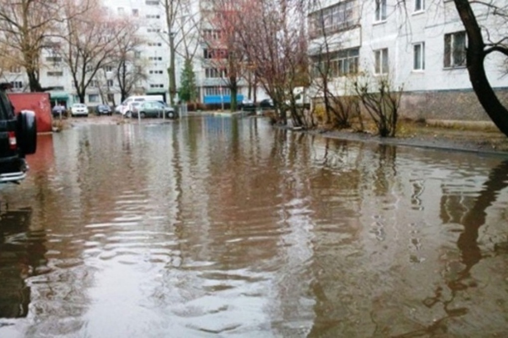 В Ярославле первые же затяжные дожди образовали водоемы у домов