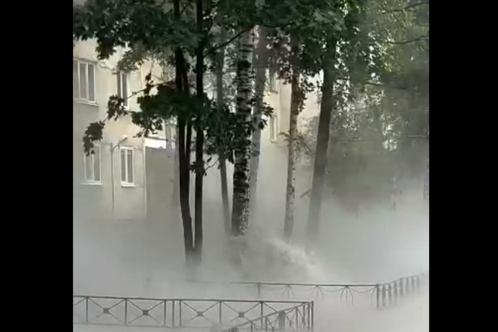 Горячий фонтан из трубопровода залил тротуар на Ленинском проспекте