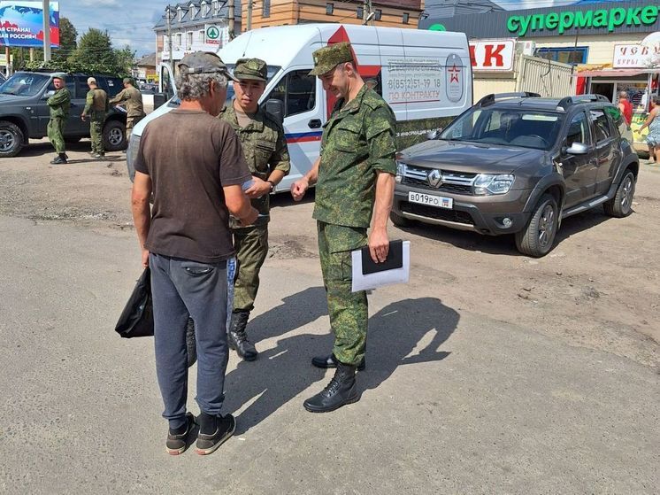 Жители ЛНР вступили в ряды Вооруженных Сил России по итогам работы мобильного пункта из Астраханской области