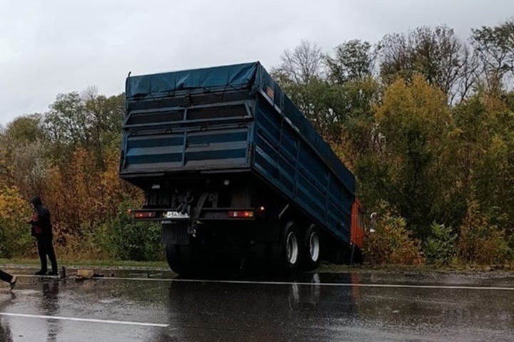 В Ростовской области грузовик разворотило в аварии