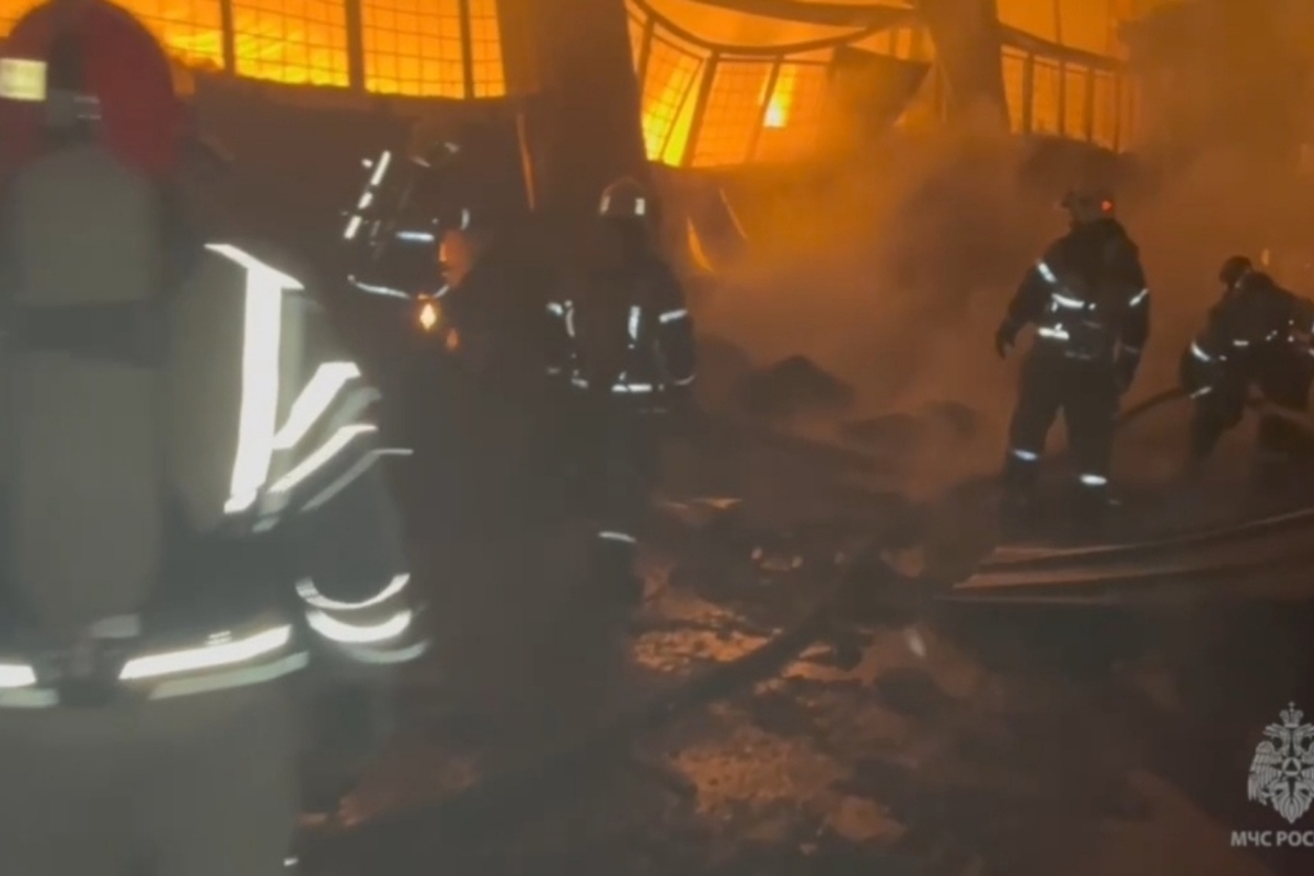 В Оренбурге сильный пожар уничтожил административное здание и ангар