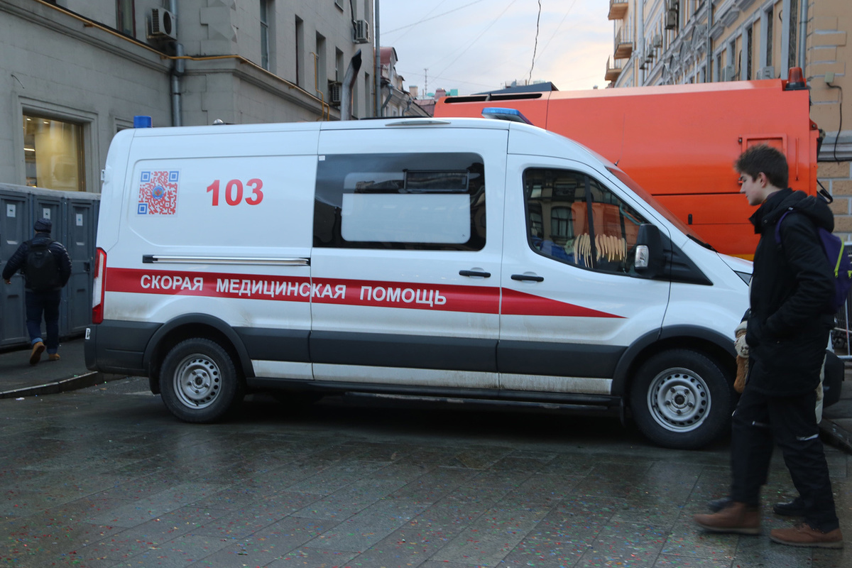 Два человека погибли, один пострадал в столкновении авто с электричкой в Подмосковье