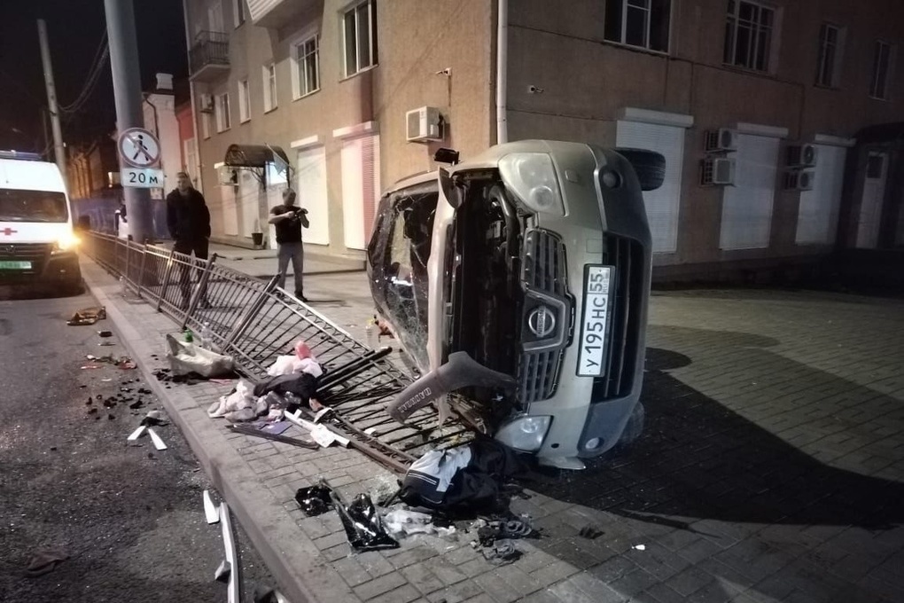В центре Омска произошла жесткая авария с опрокидыванием автомобиля