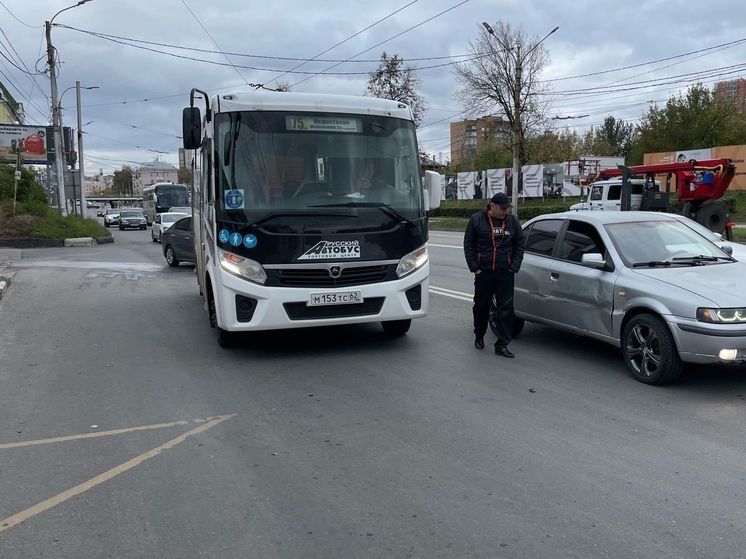 В Рязани водитель автобуса №75 попал в ДТП во время разговора по телефону