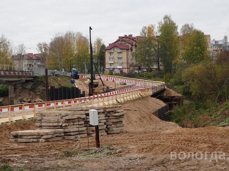 Запущено движение по временному мосту через реку Вологду в п. Кувшиново