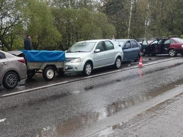На железнодорожном переезде в Чудове произошло ДТП с участием четырех машин