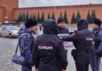 Житель Екатеринбурга Дмитрий Бахтин в понедельник, 9 октября, снова был задержан полицией на Красной площади в Москве