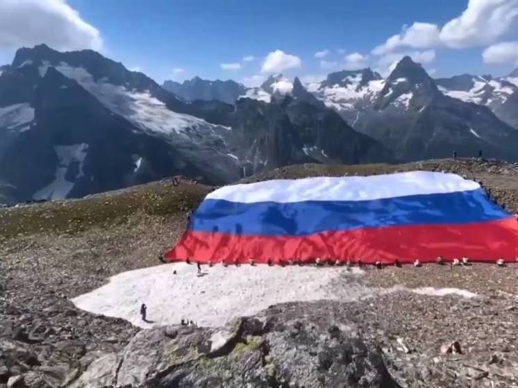 В Карачаево-Черкесию привезут самое большое в мире Знамя Победы