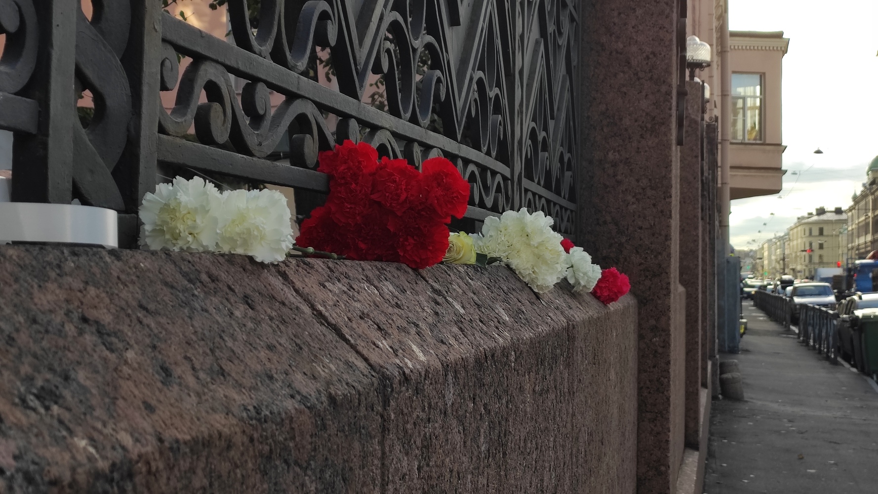 Петербуржцы принесли цветы к синагоге в память о погибших израильтянах