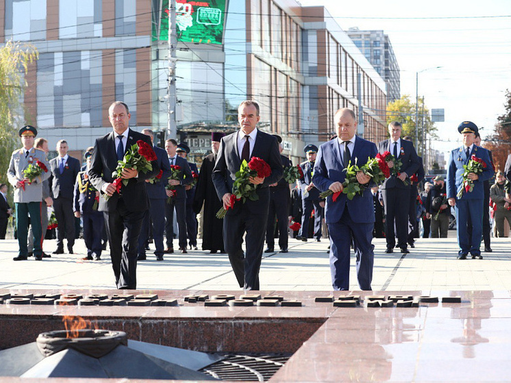 Губернатор Кубани присоединился к церемонии возложения цветов к Вечному огню