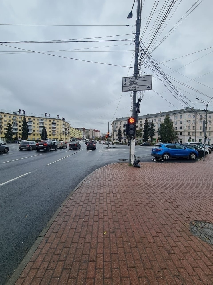 Упавший в Твери светофор вернулся в исходное положение