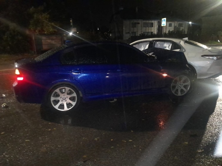 В Смоленской области в Вязьме столкнулись BMW 330 и Toyota Camry