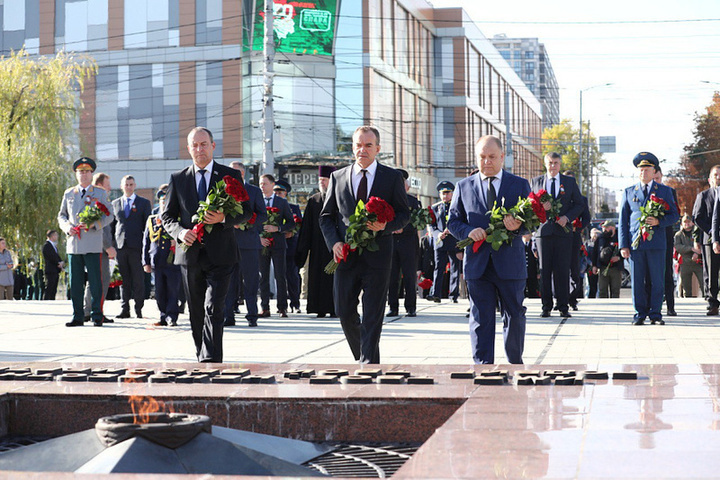 Губернатор Кубани присоединился к церемонии возложения цветов к Вечному огню