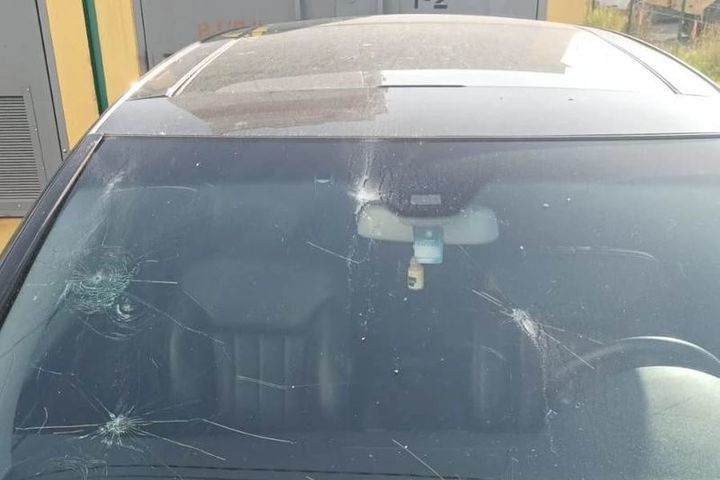 В Чехове хулиганы кидают из окон камни на припаркованные автомобили