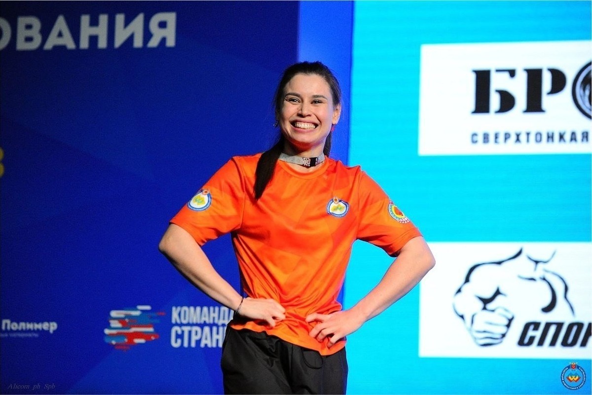 Спортсменка из Калмыкии победила на всероссийском турнире по армрестлингу в Питере
