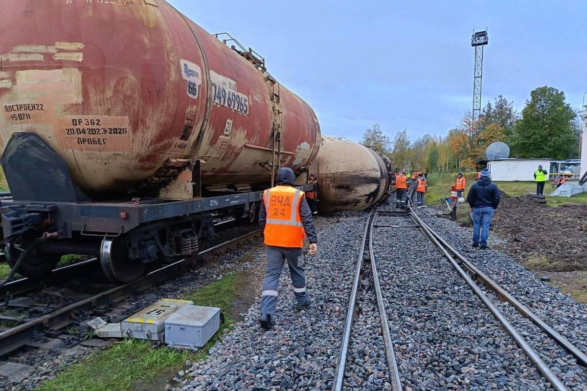 Грузовой поезд с топливом сошел с рельс в Псковской области, разлилось топливо